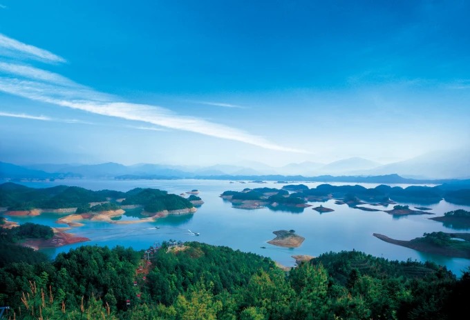Bewaldete Inseln und offenes Wasser am Qiandao-See