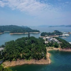 Shoreline facilities and lake views on Yule Island