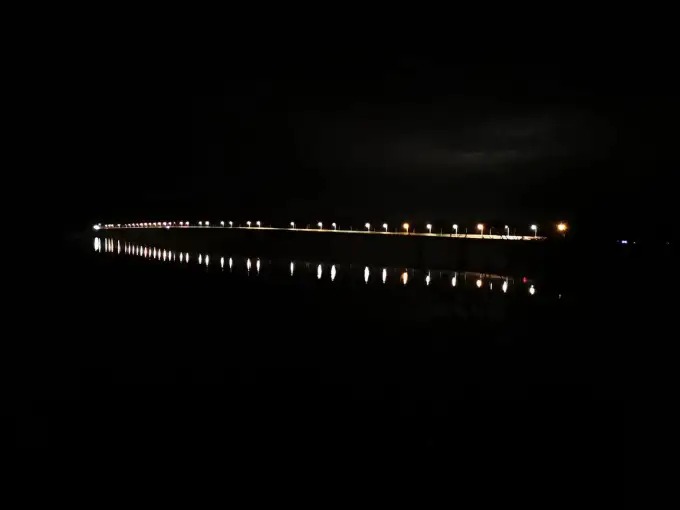 Restaurantes à beira do lago e luzes noturnas