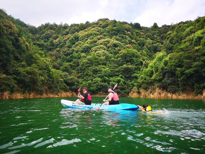 Esportes aquáticos no Lago Qiandao