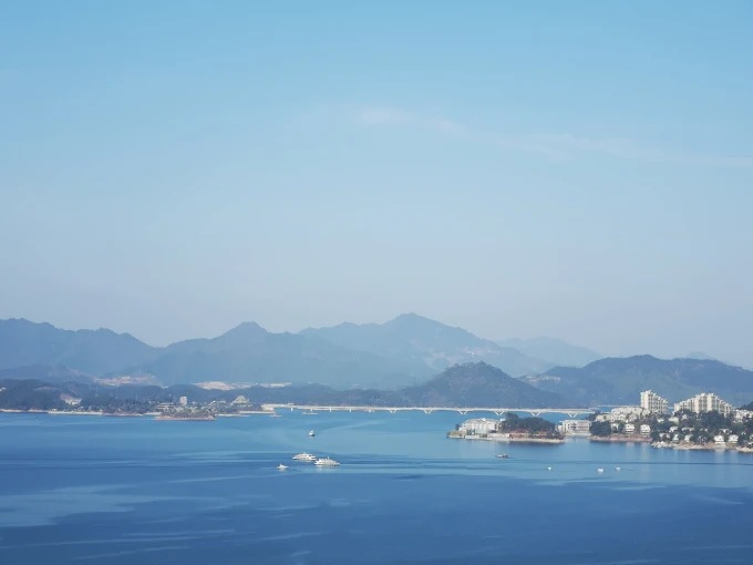 Vista ampla do Lago Qiandao e suas ilhas