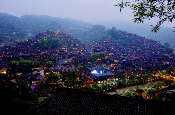 Abendbeleuchtung im Miao-Dorf Xijiang