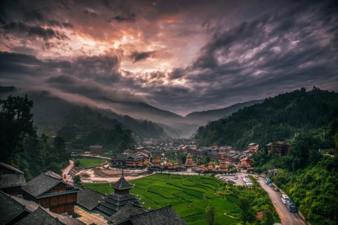 Torre del tambor y casas de madera en Zhaoxing