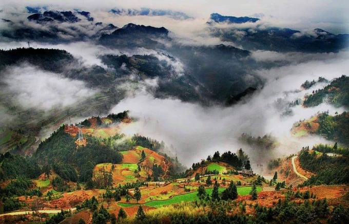 Bosque y nubes en la montaña Leigong