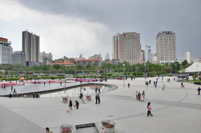 Menschen in leichten Jacken auf einer Straße in Xining