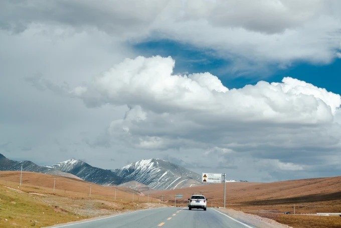 Picos nevados sobre el condado de Qilian
