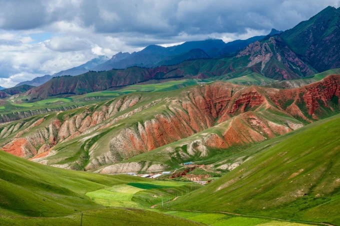 Laderas de danxia roja en la montaña Zhuor'er