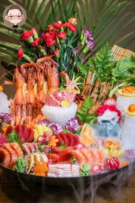 Eine Auswahl japanischer Gerichte mit Sashimi und gekochten Speisen