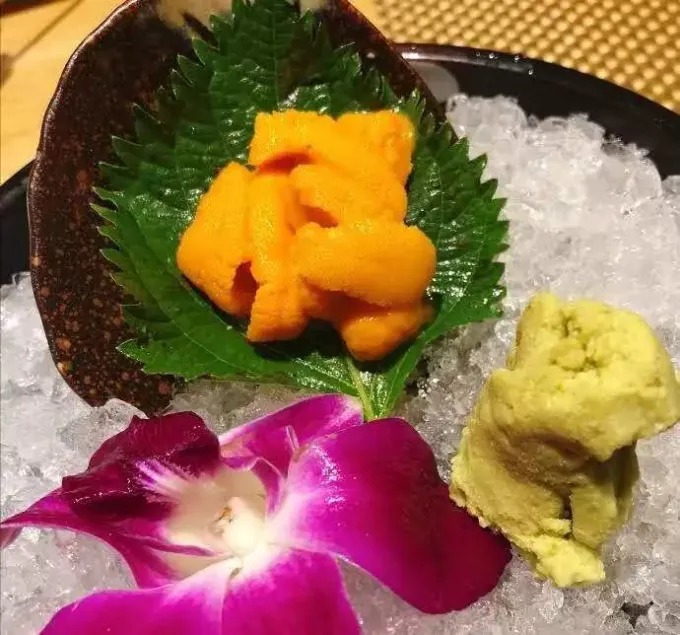 Erizo de mar servido con hojas de shiso