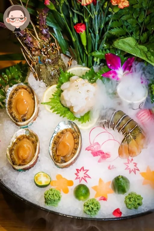 Sashimi de bogavante pequeño adornado con lámina de oro