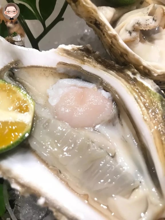 Ostras frescas en su concha con limón