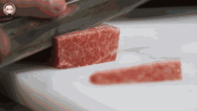 Gruesas lonchas de sashimi de ventresca de atún rojo
