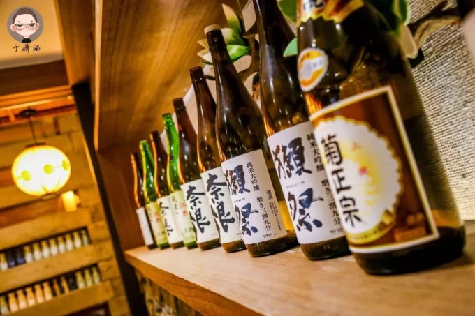 Comedor de tonos oscuros con detalles japoneses
