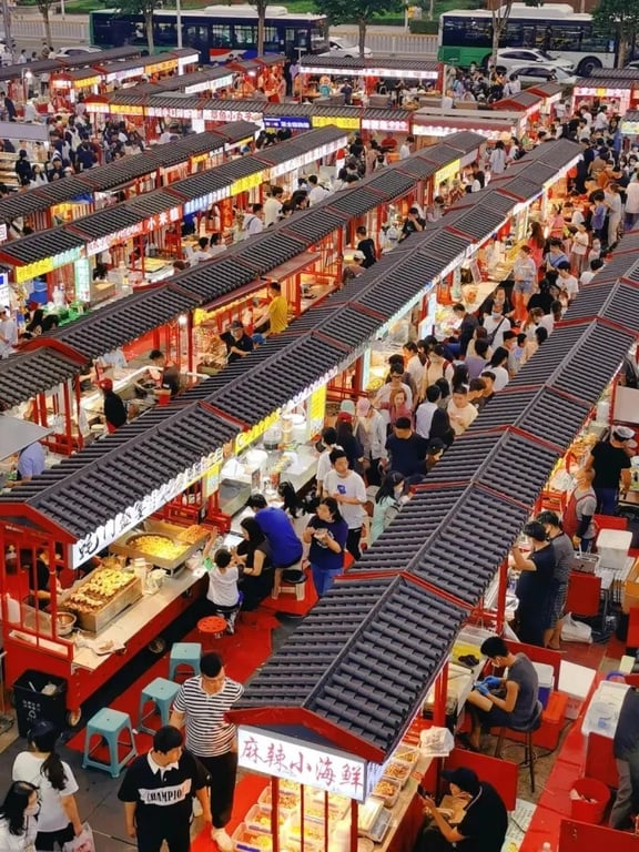 Puestos del mercado nocturno de Licun junto a la carretera por la noche