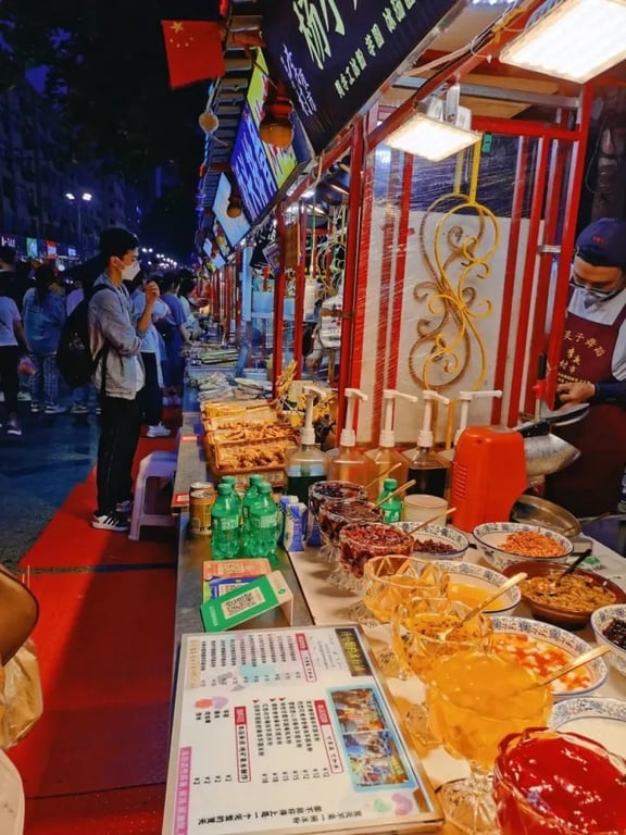 Cocina callejera en el mercado nocturno de Licun
