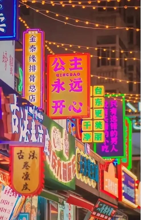 Puestos de comida en una concurrida calle nocturna de Taidong