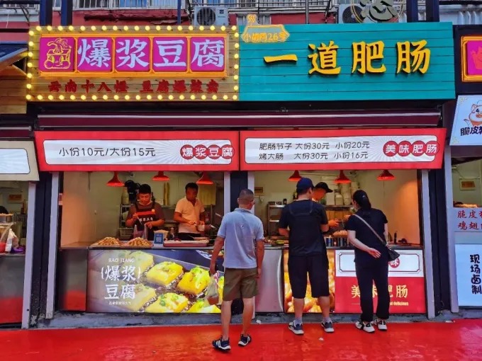 Comida a la parrilla en un puesto de un mercado nocturno de Qingdao