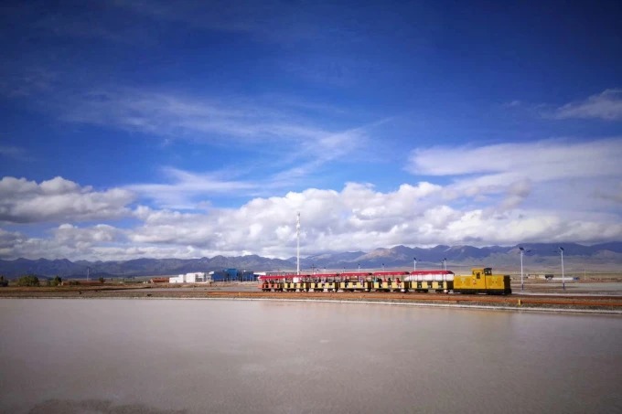 Hochlandlandschaft in Qinghai bei wechselndem Wetter