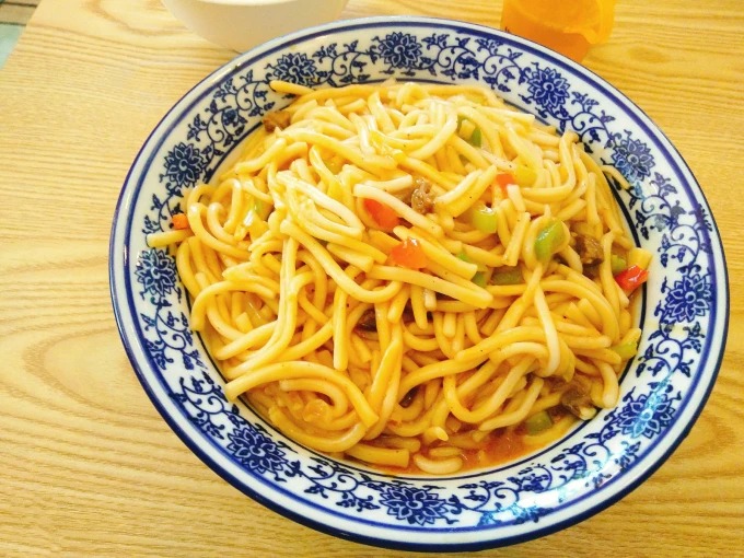 Fideos cortos con trozos pequeños de carne y verduras