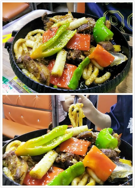 Una olla de cordero con verduras y salsa