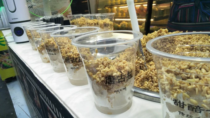 Un vaso de té con leche elaborado con avena y cebada fermentadas