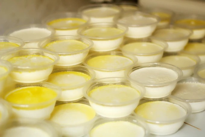 Un vaso de yogur cuajado y espeso
