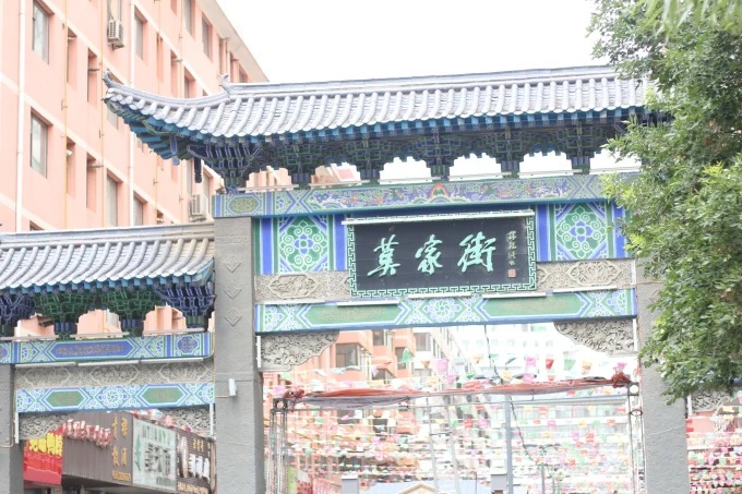 Una concurrida calle gastronómica en el centro de Xining