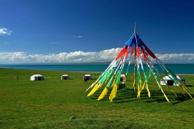 Der Qinghai-See erstreckt sich unter einem Hochebenenhimmel bis zu fernen Hügeln