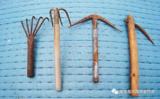 친황다오 인근의 암석 해안과 얕은 물