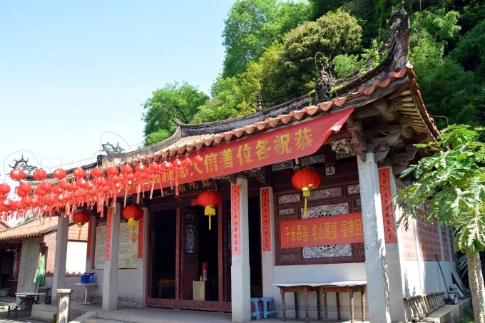 Stone hall and Buddhist carvings at Mituo Yan