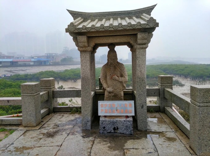 Luoyang Bridge crossing the river