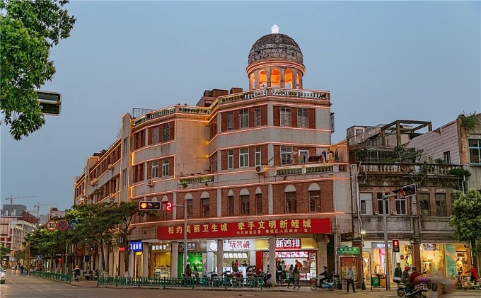 Rote Ziegeldächer und alte Gassen in Quanzhou