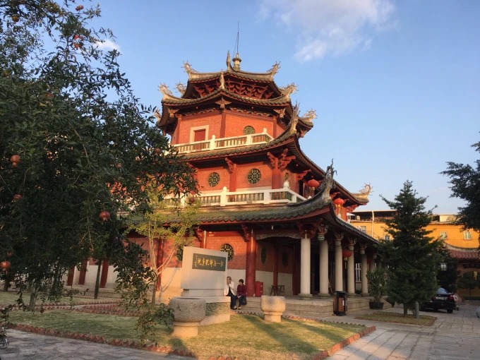 Quiet courtyard at Chengtian Temple