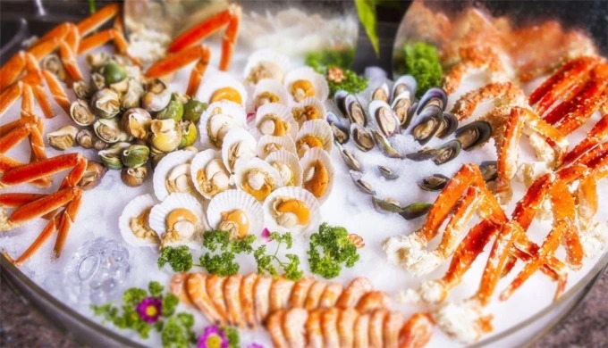 Meeresfrüchtegerichte in einem Restaurant in Rizhao