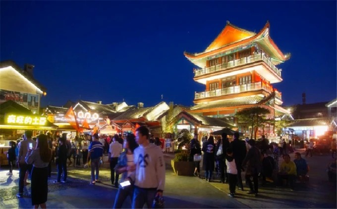 Traditionell anmutende Gebäude in Dongyi Town