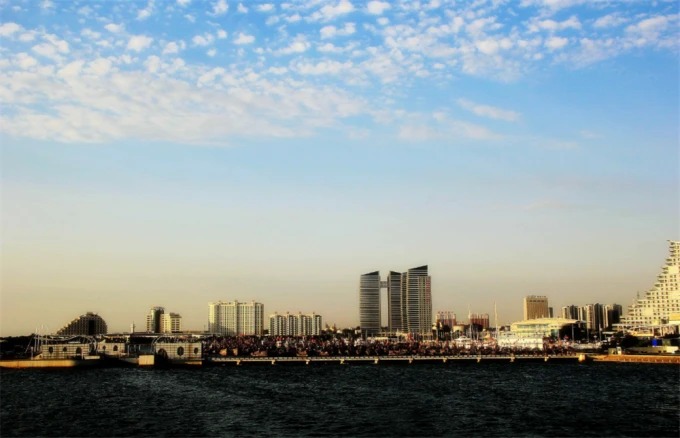 Küste von Rizhao und offenes Meer