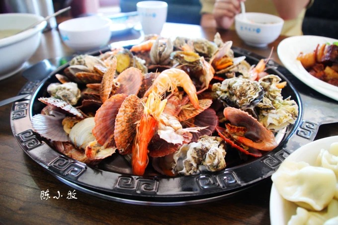 Plats de fruits de mer dans un restaurant de Rizhao