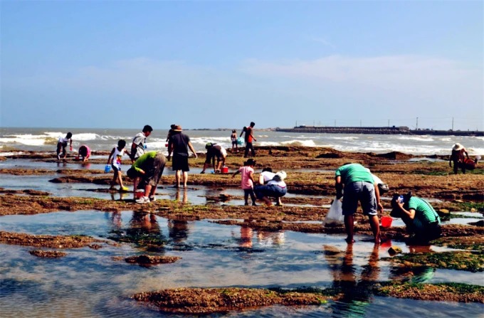 Costa rochosa na maré baixa perto das aldeias costeiras de Rizhao