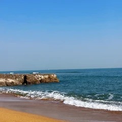 Sandstrand und Meer am Wanpingkou in Rizhao