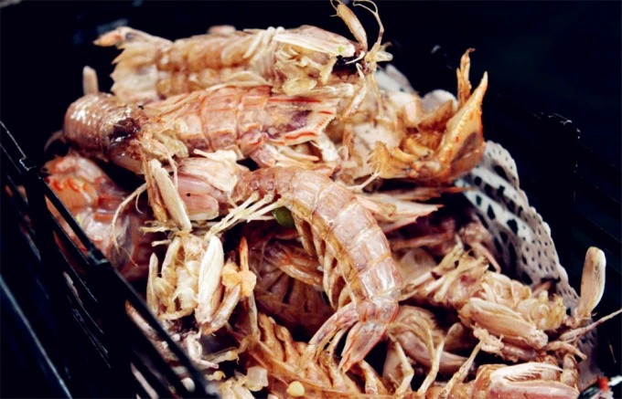 Pratos de marisco servidos em Rizhao