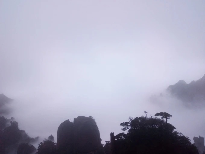 Wolkenmeer, das zwischen Granitgipfeln des Sanqingshan zieht