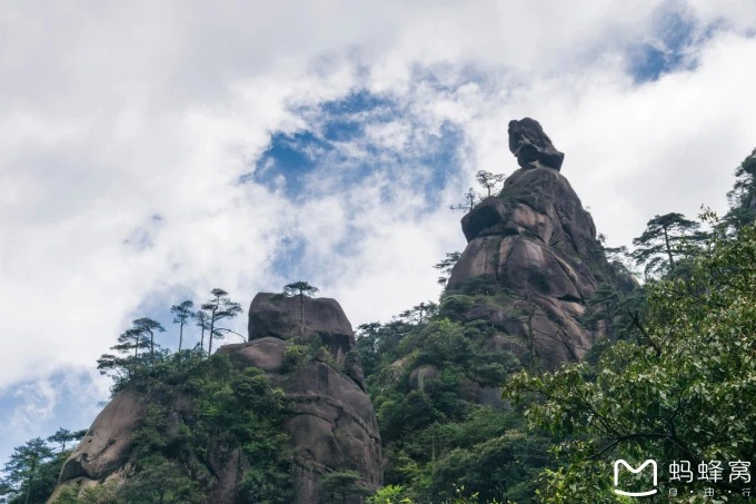 Granitgipfel und Kiefern auf dem Sanqingshan