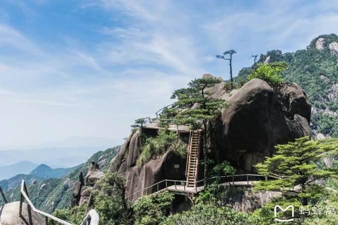 View over Wanshouyuan from a high point on Sanqingshan