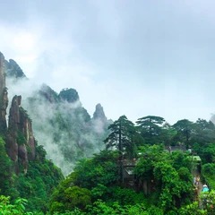 Picos rocosos y sendero de montaña en Sanqingshan