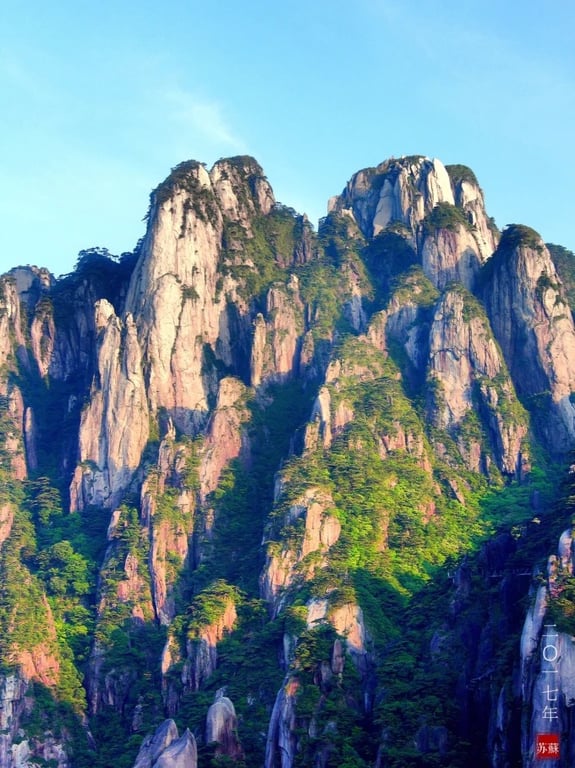 Granitgipfel und Kiefern am Sanqingshan in Jiangxi