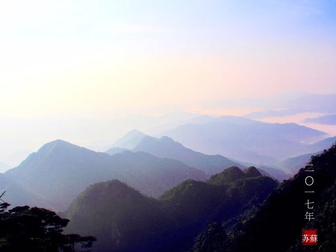 Teleférico ascendiendo por laderas boscosas en Sanqingshan