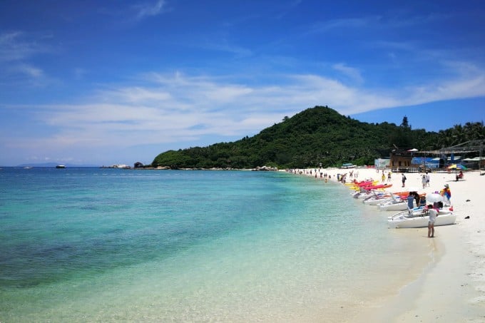 Weißer Sand und klares Wasser auf der Wuzhizhou-Insel