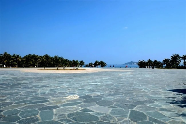 Blick vom Haitang Square aufs Meer
