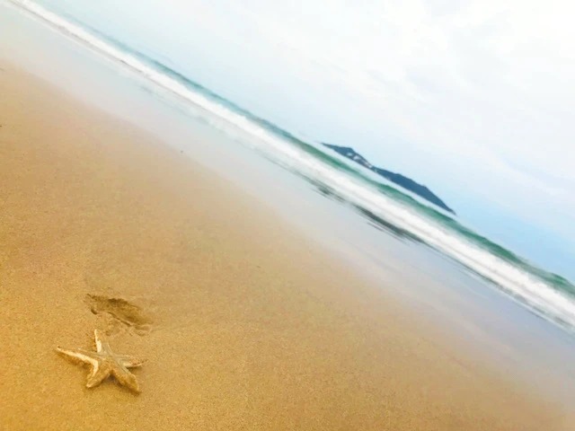 Sandstrand in Haitang Bay