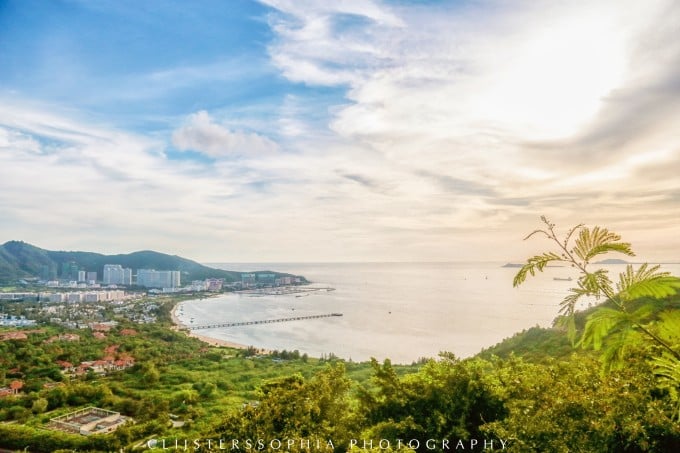 Küste von Sanya mit Meer und tropischer Vegetation